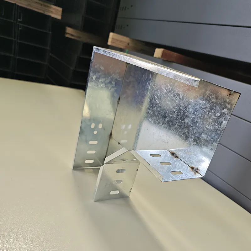 Горизонтальный угловой отвод кабельного лотка.1