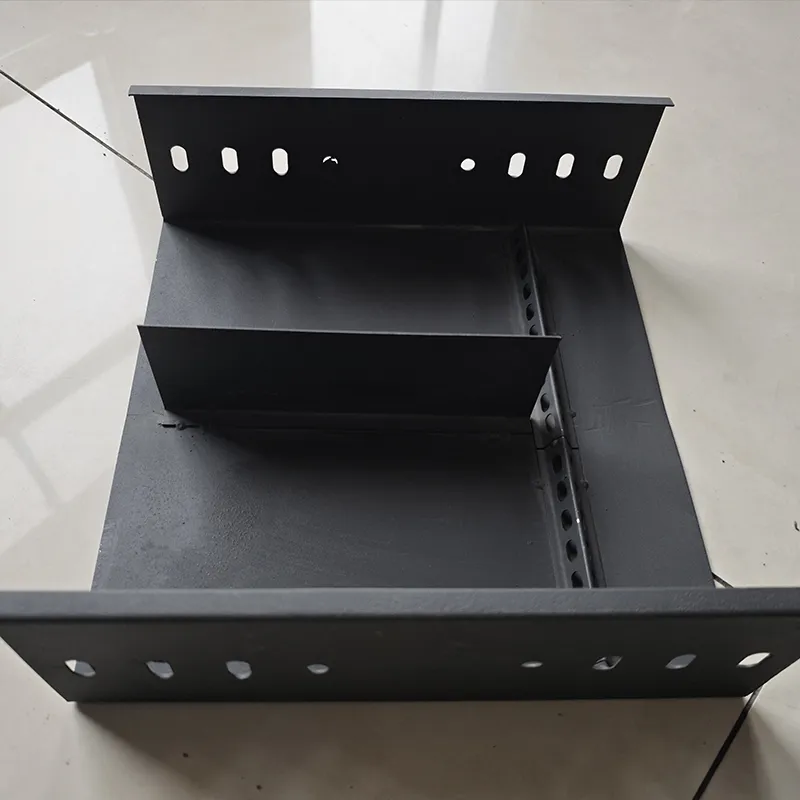 Лоток кабельный желобовый с разделителями и креплениями для фиксации кабеля.1