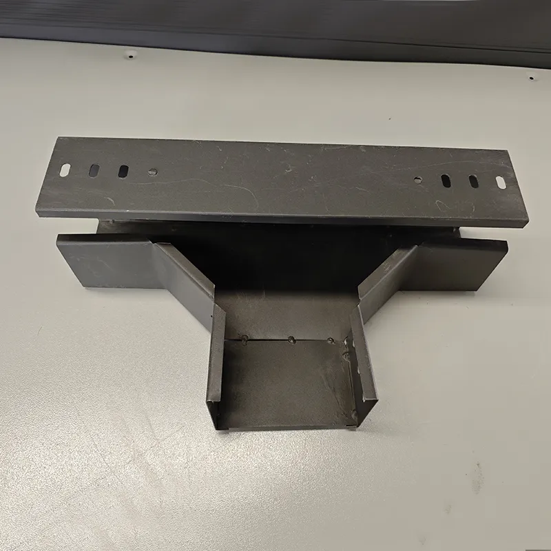 Тройник вертикальный нисходящий для кабельных лотков.1